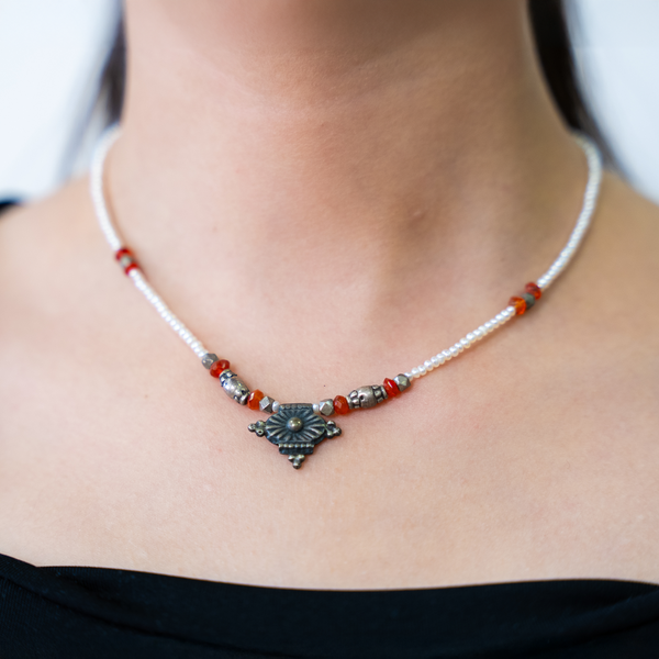 Pearls and cornelian stone necklace with silver