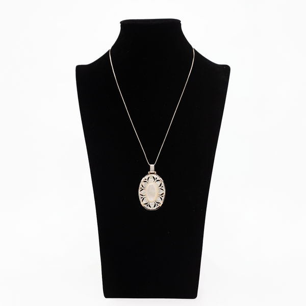 Bethlehem mother of pearl with silver necklace